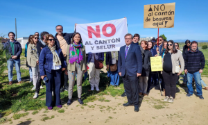 La portavoz del grupo municipal socialista, Reyes Maroto (c-i), y el secretario de estado de Memoria Democrática, Fernando Martínez López (c-d) en el terreno donde se quiere instalar el cantón de limpieza de Montecarmelo.