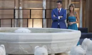 l presidente del Gobierno en funciones, Pedro Sánchez, junto a su mujer, Begoña Gómez, antes de la cena oficial la III Cumbre de la Comunidad Política Europea (CPE) en la Alhambra, a de octubre del 2023 en Granada (Andalucía, España).