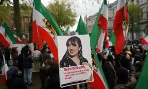 Iraníes protestan en Londres por la sentencia de muerte contra el rapero Toomaj Saleh.