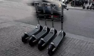 Patinetes eléctricos aparcados en la calle en Madrid.