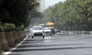 Imagen de este miércoles de una carretera cercana a Nueva Delhi donde el calor se eleva desde el asfalto.