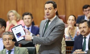 El presidente de la Junta de Andalucía, Juanma Moreno, interviene este miércoles en el Pleno.