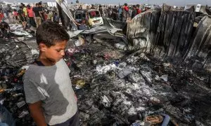 Los palestinos inspeccionan sus tiendas de campaña destruidas tras un ataque aéreo israelí, en el sur de la Franja de Gaza.