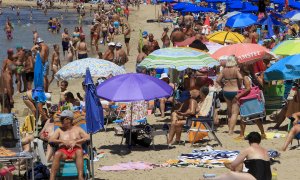 Vista general de la playa de Levante de Benidorm adonde ha acudido un gran número de personas durante este miércoles en el que habrá un aumento generalizado de las temperaturas y cielos despejados según la Agencia Estatal de Meteorología (Aemet).