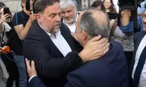 El presidente de ERC, Oriol Junqueras, abraza al secretario general de Junts, Jordi Turull, tras la aprobación de la ley de amnistía en el Congreso.