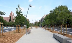 Passeig al centre de l'avinguda Meridiana a l'altura de la plaça de Ferran Reyes i els Jardins de Maria Soteras, en un nou tram reurbanitzat de la via