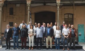 Foto conjunta de l'acte, que ha comptat amb els dirigents d'Òmnium, ERC, Junts i la CUP, a l'antiga presó Model de Barcelona