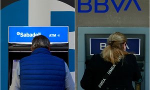 Montaje de dos personas operando en sendos cajeros automáticos de Banco Sabadell, en Madrid (izq.), y del BBVA, en Bilbao (der.)