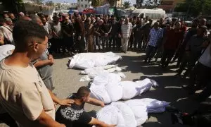 Familiares asisten al funeral de las víctimas que han muerto a causa de los ataques israelíes, en Deir Al-Balah, Gaza, a 31 de mayo de 2024.