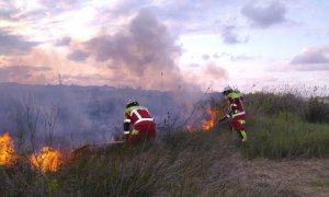 Extinguen un incendio de vegetación en la playa de Trengandín