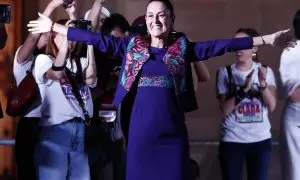 La oficialista Claudia Sheinbaum, ganadora de la elección, saluda a simpatizantes la madrugada de este lunes en la plancha del Zócalo en la Ciudad de México (México)
