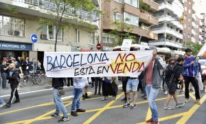 Varias personas durante una concentración contra el desfile de Louis Vuitton, en Rambla Mercedes, a 23 de mayo de 2024, en Barcelona.