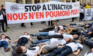 Activistas climáticos reclaman en París (Francia) medidas gubernamentales contra la contaminación del aire, a 4 de junio de 2019 (Archivo).