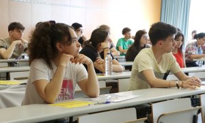 Dos joves escolten les instruccions del tribunal just abans de començar les PAU al Campus Catalunya de la URV, a Tarragona