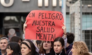 Una joven sujeta una pancarta durante una manifestación tras el cierre de la UCI pediátrica del Hospital Universitario La Paz, a 18 de enero de 2024, en Madrid (España).