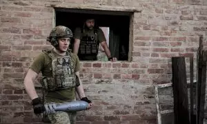 Un militar ucraniano de la 24.ª Brigada Mecanizada se prepara para disparar un mortero de 120mm hacia una posición rusa en la línea del frente, en la región de Donetsk, a 4 de junio de 2024.