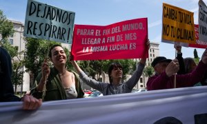 Varias personas se manifiestan en una protesta convocada por Rebelión y Extinción, frente al Ministerio de Transición Ecológica, a 17 de mayo de 2023, en Madrid (España).