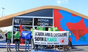 Activistes impedeixen l’entrada a la botiga de la Copa Amèrica a Barcelona per protestar contra els macroprojectes