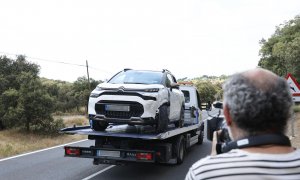 Retirada de un vehículo en las inmediaciones de la zona acordonada por las fuerzas de seguridad este martes, tras el asesinato de Borja Villacís.
