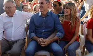 El secretario general del PSOE y presidente del Gobierno, Pedro Sánchez, junto a su mujer, Begoña Gómez, durante un acto electoral de los socialistas en Benalmádena (Málaga), este miércoles