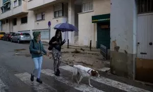 Dos personas con paraguas ante la lluvia, a 1 de junio de 2024, en Barcelona.