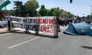 Un grupo de estudiantes de la Acampada por Palestina de Madrid cortando el tráfico en la avenida Complutense con pancartas.