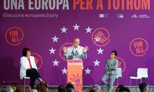 La cabeza de lista de REC al Parlamento Europeo, Diana Riba (i), el exconseller Raül Romeva y la presidenta de la Alianza Libre Europea (ALE), Lorena López de Lacalle (d), durante el acto de cierre de campaña para las elecciones europeas.