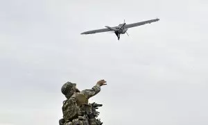 Un soldado ucraniano lanza un dron de reconocimiento para sobrevolar posiciones de las tropas rusas en Zaporiyia, a 26 de mayo de 2024.