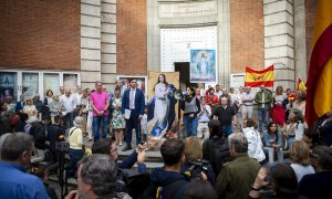 Varias personas durante la concentración para rezar colectivamente el rosario, a 8 de junio de 2024, en Madrid