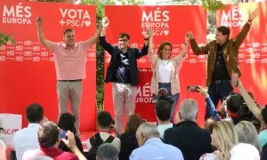 La vicepresidenta del Govern espanyol, i candidata del PSOE a les eleccions europees, Teresa Ribera, amb el primer secretari del PSC, Salvador Illa, i el candidat del PSC a les europees Javi López, en un acte de campanya.