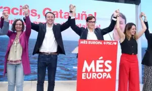 El primer secretari del PSC, Salvador Illa, amb els candidats JAvi López i Laura Ballarín celebran la victòria a les eleccions europees del 9-J.