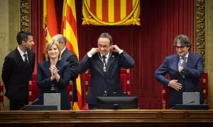 El recent escollit president del Parlament, Josep Rull, es col·loca la medalla d'honor del Parlament en categoria d'or