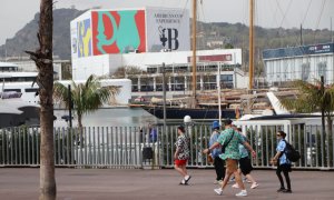 Un grup de turistes passeja pel passeig Joan de Borbó