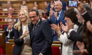 Anna Navarro Descals, de Junts, y el recién elegido presidente del Parlament de Catalunya, Josep Rull, durante el pleno del 10 de junio de 2024, en Barcelona.