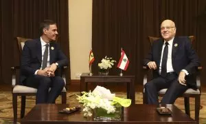 El presidente del Gobierno, Pedro Sánchez (i), y su homólogo de Líbano, Najib Mikati (d), en la Conferencia Internacional sobre la Respuesta Humanitaria de Emergencia para Gaza, celebrada en Jordania, a 11 de junio de 2024.