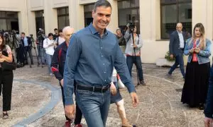 Pedro Sánchez, a su llegada al colegio electoral para votar el 9J.