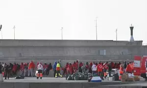 Decenas de migrantes son atendidos por los equipos de Emergencias de Canarias, a 23 de enero de 2023, en El Hierro, Santa Cruz de Tenerife.