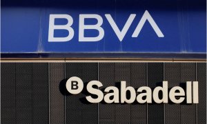 Montaje con los logos de BBVA y del Banco Sabadell.