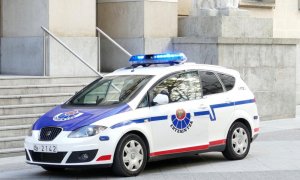 Imagen de un coche de la Ertzaintza frente a un juzgado.