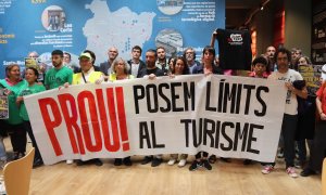 Foto de família d'alguns dels signants del manifest que demana posar "límits" al turisme
