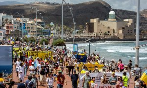 Decenas de personas protestan con carteles durante una manifestación contra el modelo turístico, a 20 de abril de 2024, en Las Palmas de Gran Canaria.