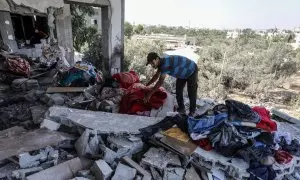 Un hombre palestino busca entre los escombros de su casa tras los ataques de Israel, a 11 de junio de 2024.