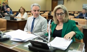 El diputado del PP Elías Bendodo y la vocal de la comisión, Macarena Montesinos, durante la Comisión de Investigación por el ‘caso Koldo’, en el Congreso de los Diputados, a 16 de abril de 2024, en Madrid (España).