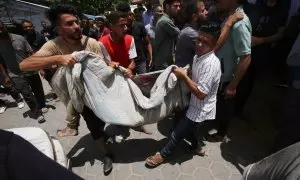Palestinos llevan el cuerpo de una persona al hospital Al-Aqsa Martyrs, tras los ataques israelíes, a 8 de junio de 2024.
