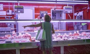 Imagen de archivo de una mujer comprando en una carnicería.