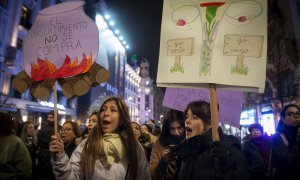 Decenas de mujeres durante la manifestación convocada por el Movimiento Feminista de Madrid por el Día Internacional de la Mujer, a 8 de marzo de 2024, en Madrid (España).