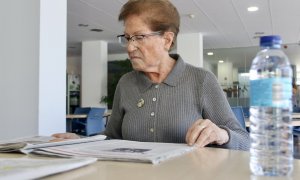 Una usuària del Centre Social El Mil·lenari de Sant Just Desvern fent-ne ús com a refugi climàtic