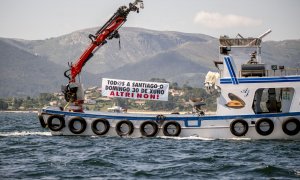 13/5/24 Un pesquero con una pancarta contra Altri, el pasado miércoles en la manifestación marinera contra la factoría en la ría de Arousa /Brais Lorenzo