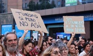 Decenas de personas durante una manifestación contra la masificación turística y por la vivienda digna, entre el Parc de ses Estacions y la plaza de España, a 25 de mayo de 2024, en Palma de Mallorca (España).