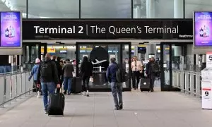 Viajeros en la Terminal 2 del aeropuerto londinense de Heathrow. AFP/JUSTIN TALLIS